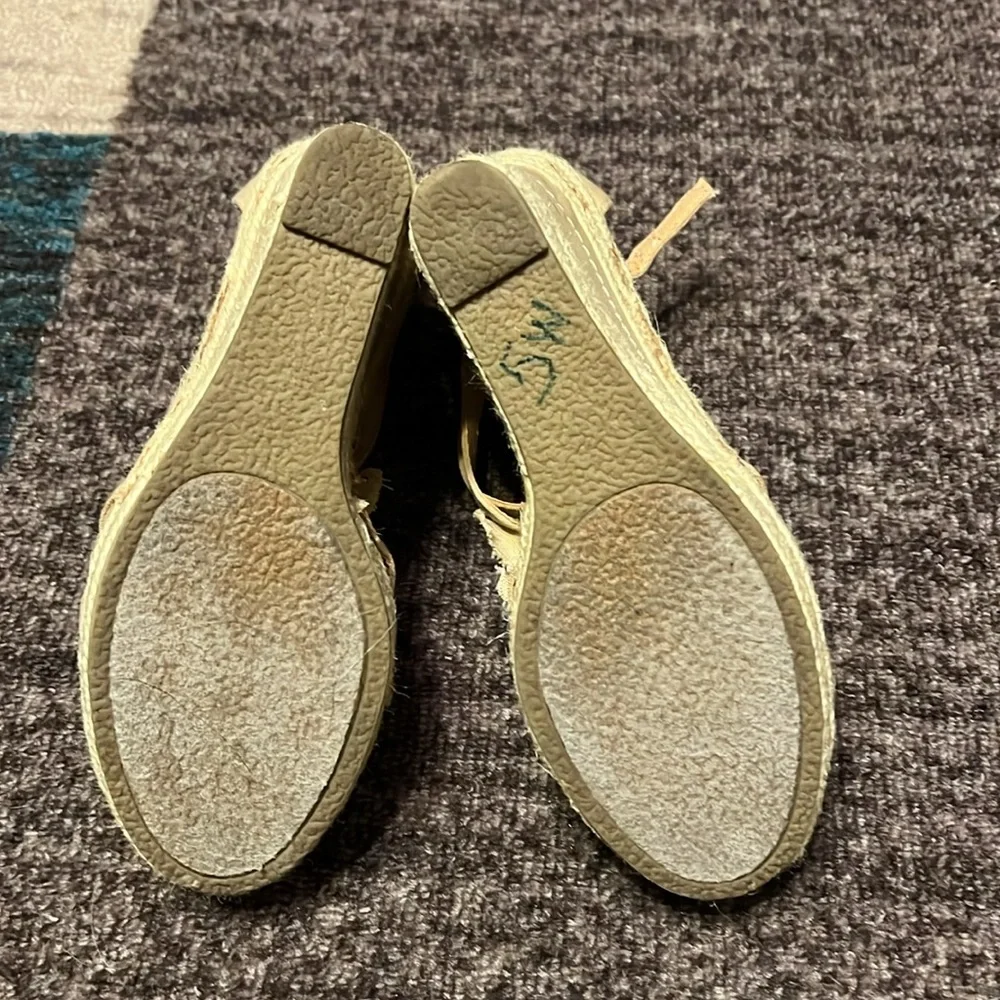 Nine West Sugareel Size 7 wedges camel colored